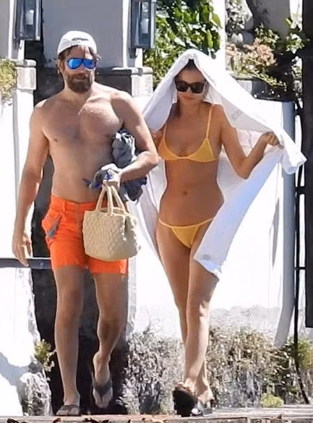 Bồ cũ của Ronaldo diện bikini bốc lửa, tình tứ bên tình mới ảnh 3