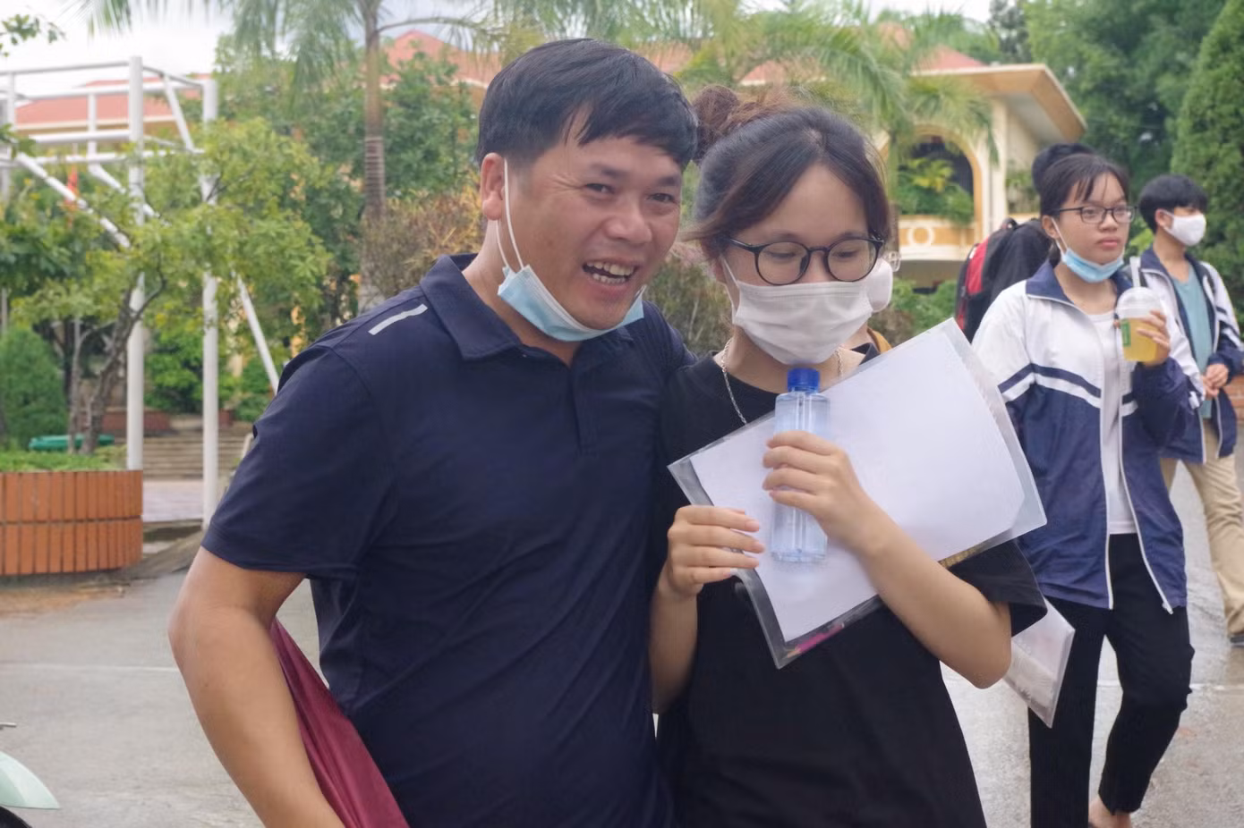 Phụ huynh vui mừng đón đợi con em mình ngoài điểm thi, chúc mừng các sĩ tử đã hoàn thành kỳ thi căng thẳng.