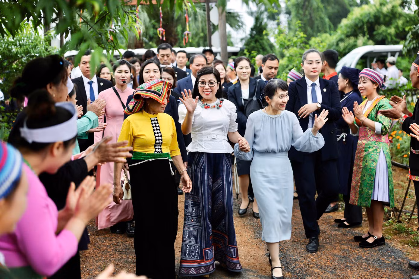 Hai Phu nhân đến thăm Làng Văn hóa - Du lịch các dân tộc Việt Nam. Ảnh: Nhật Minh