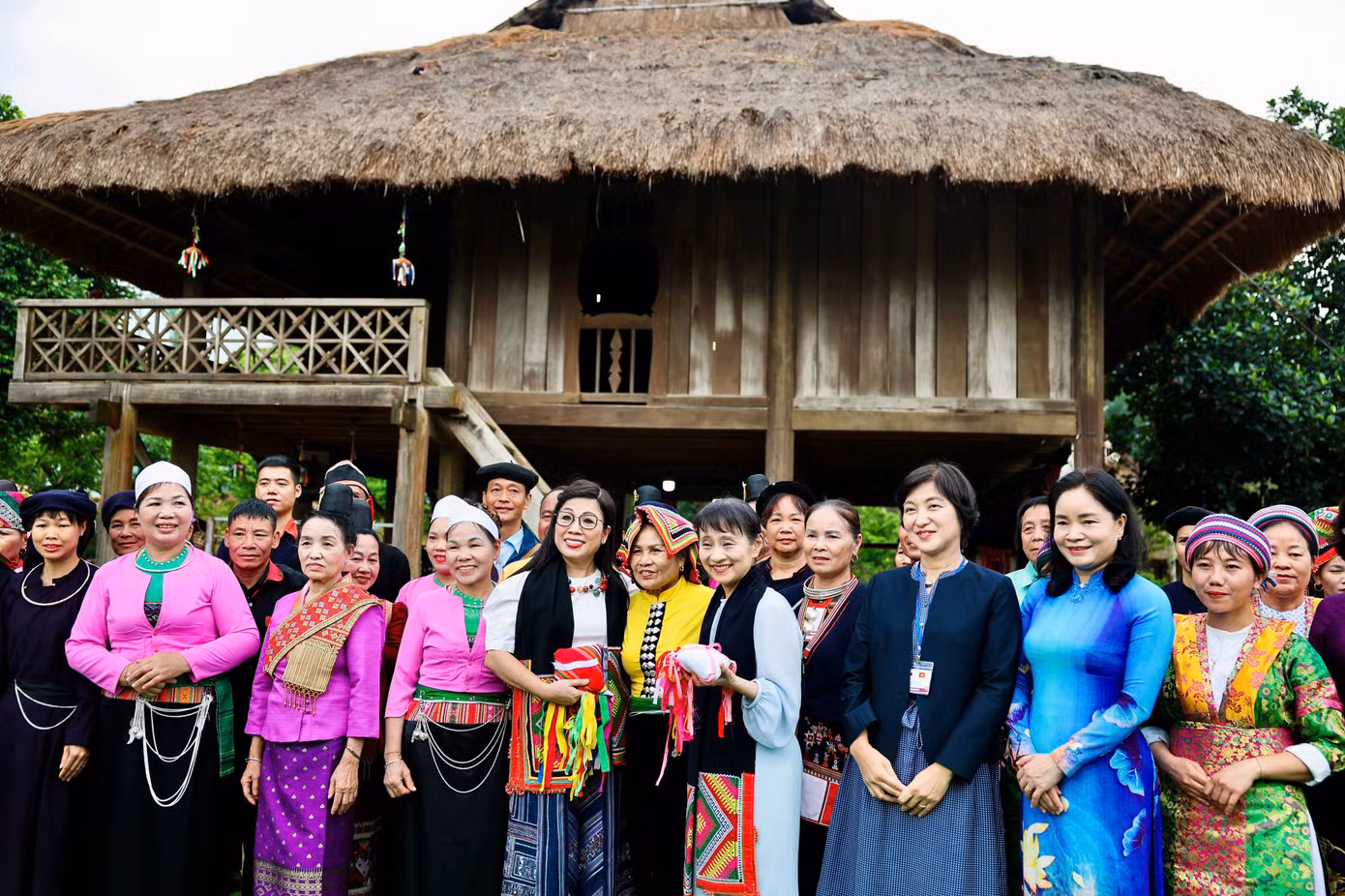 Đại diện đồng bào Thái tặng Phu nhân Lê Thị Bích Trân và Phu nhân Ishiba Yoshio khăn Piêu và quả còn. Ảnh: Nhật Minh