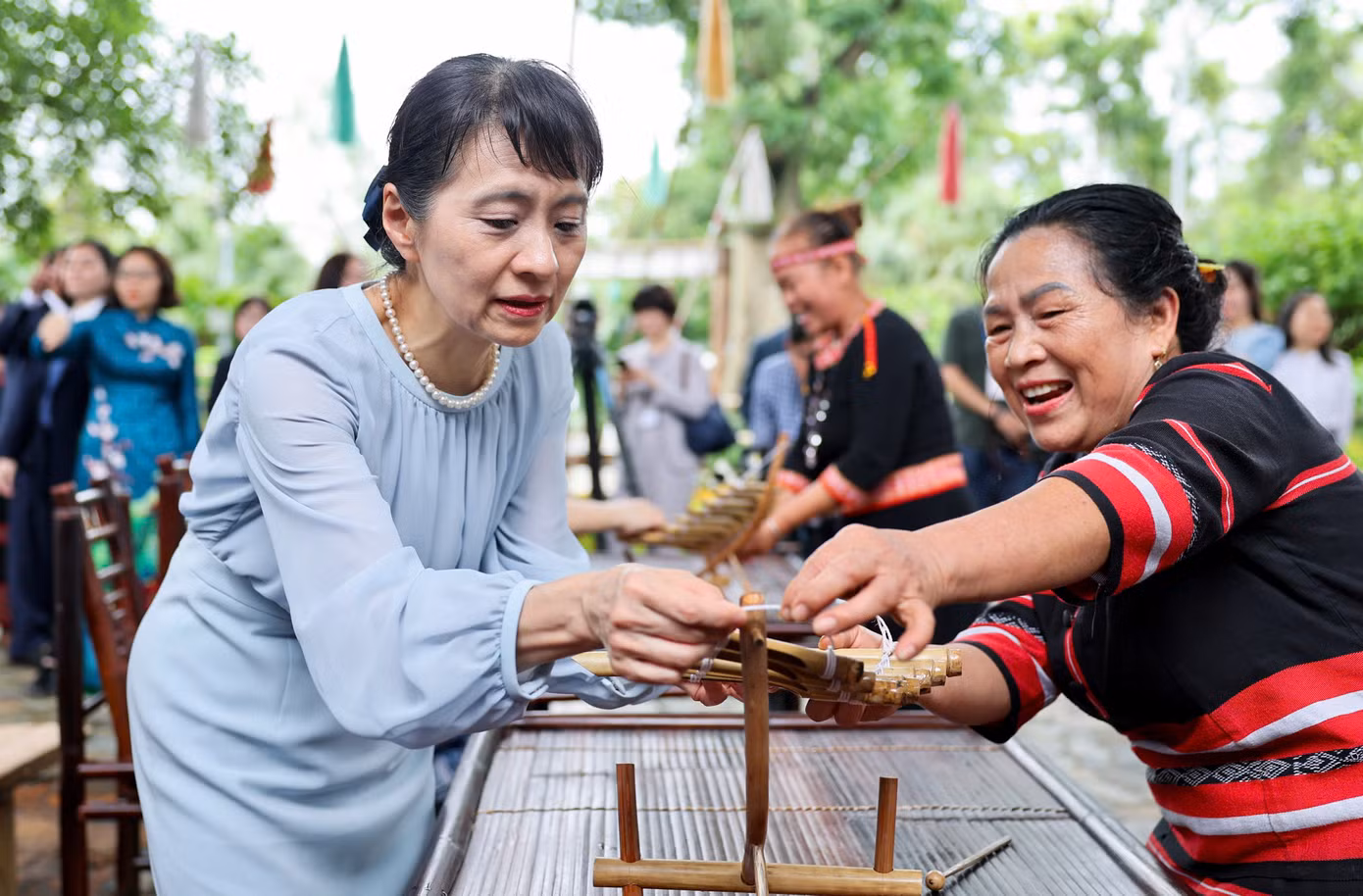 Phu nhân Ishiba Yoshio tìm hiểu mô hình nhạc cụ thu nhỏ của người dân tộc. Ảnh: Nhật Minh