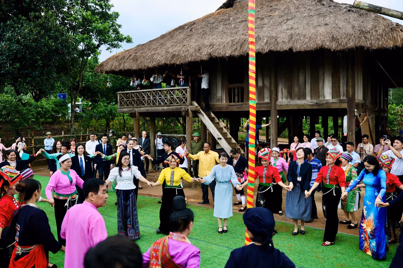 Hai Phu nhân múa xòe đoàn kết cùng đồng bào các dân tộc phía Bắc. Ảnh: Nhật Minh
