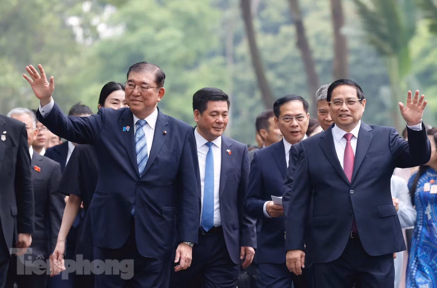 Hai Thủ tướng vẫy chào khi đang tiến vào phòng hội đàm. Ảnh: Như Ý