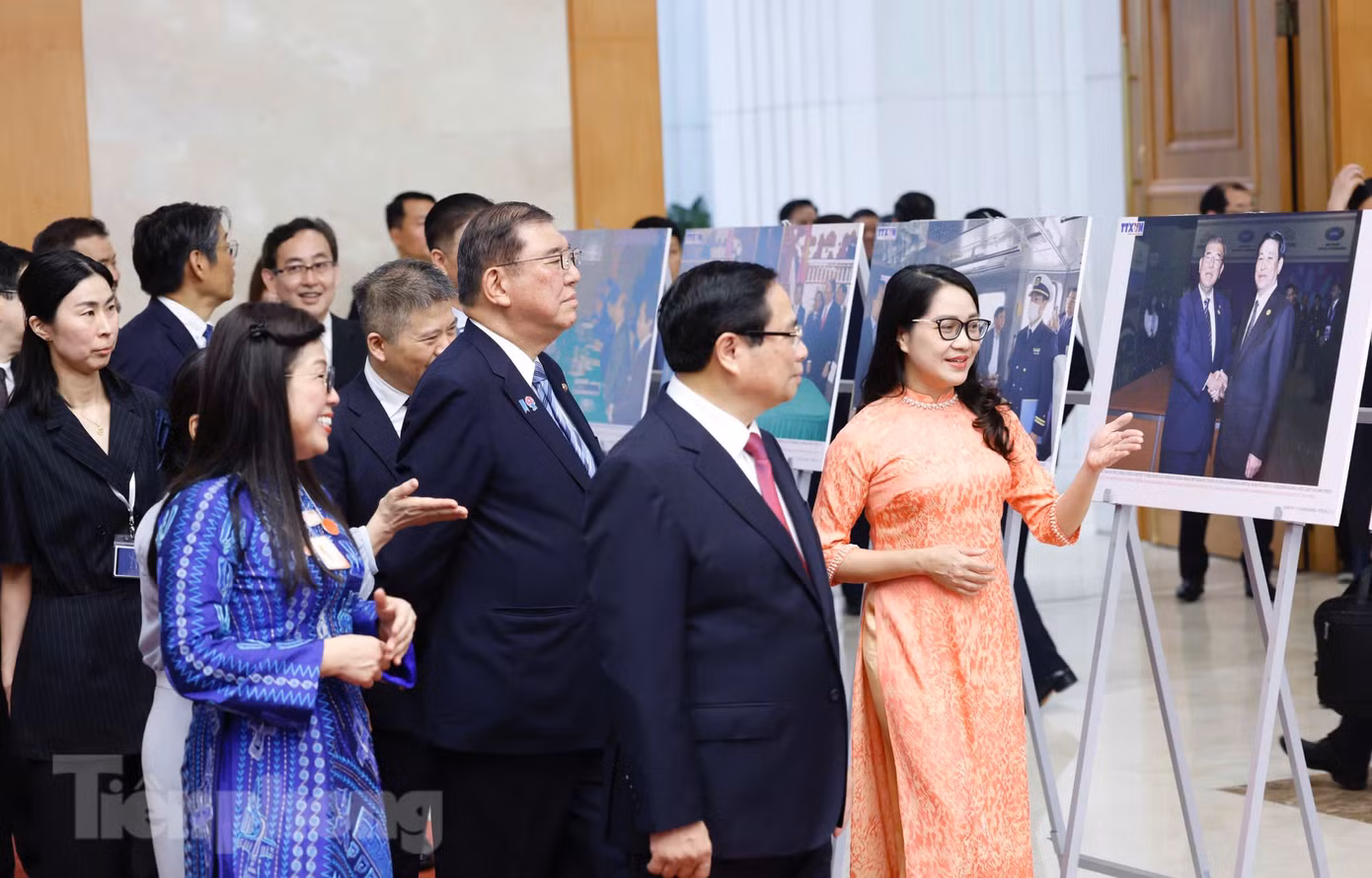 Hai Thủ tướng xem trưng bày ảnh ghi lại những sự kiện quan trọng trong quan hệ Việt Nam - Nhật Bản. Ảnh: Như Ý