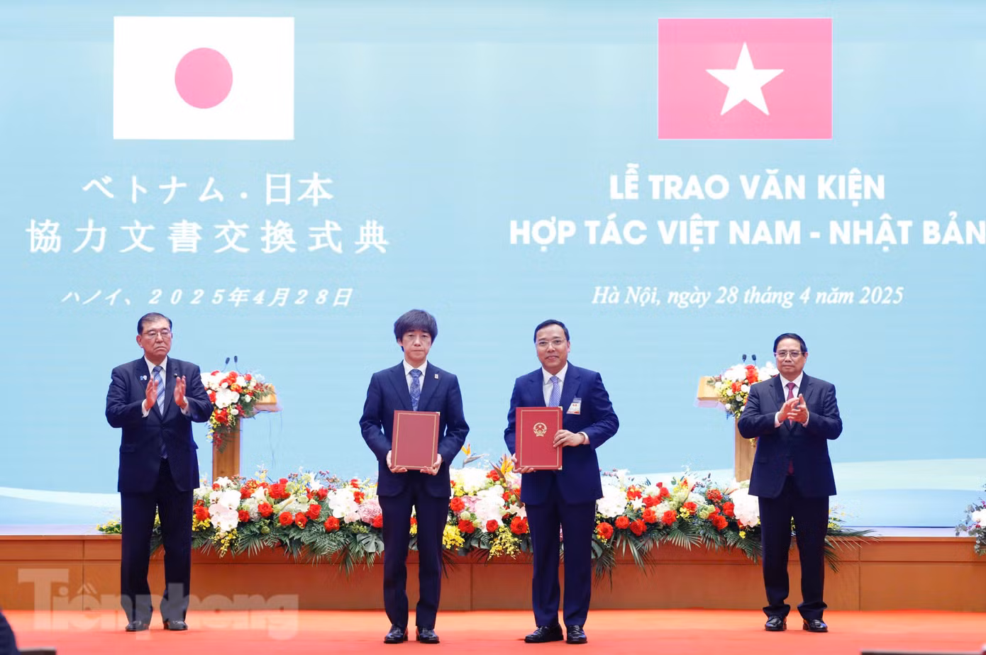 Hai Thủ tướng chứng kiến lễ trao văn kiện hợp tác Việt Nam - Nhật Bản ngày 28/4. Ảnh: Như Ý