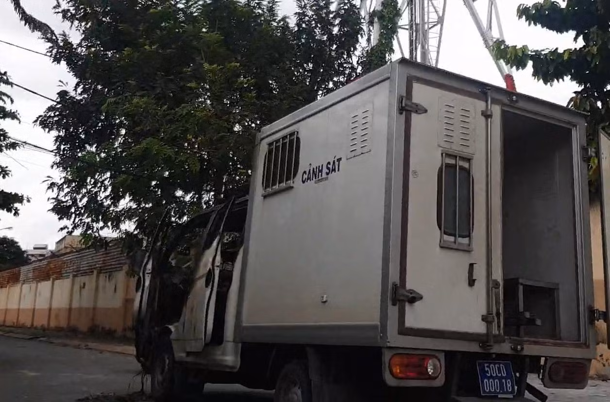 Phần đầu xe bị hư hỏng.