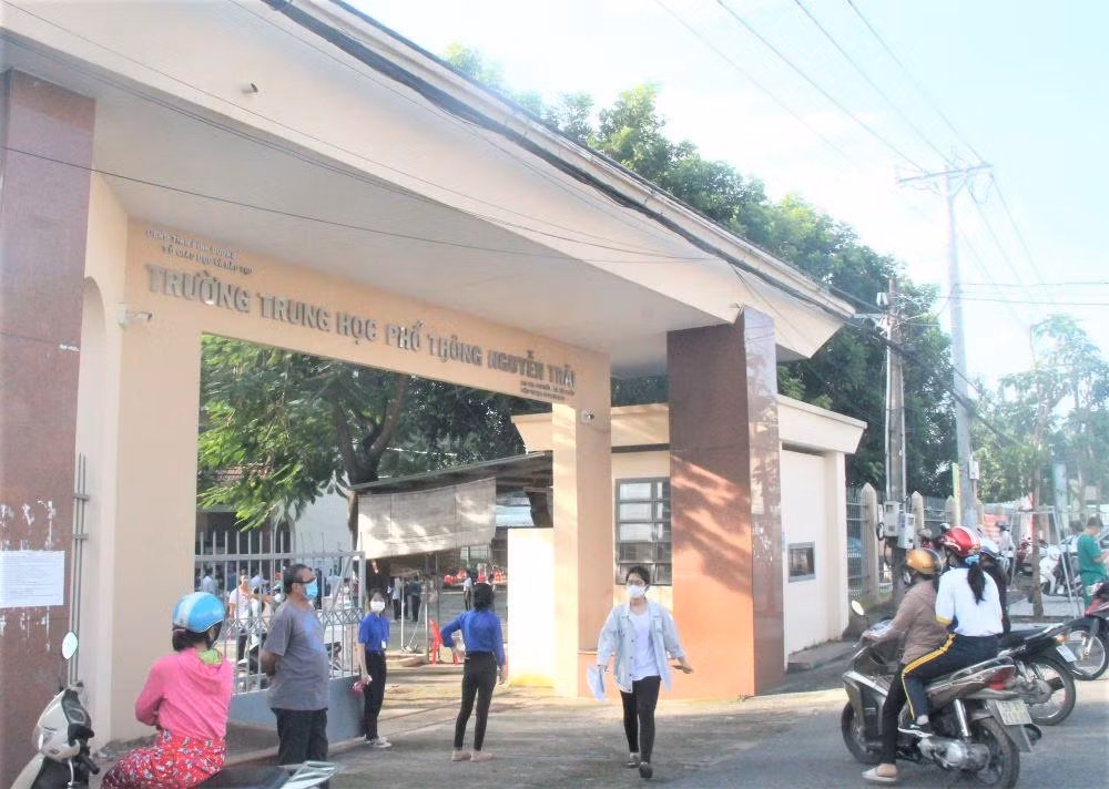 Sáng 31/10, Bình Dương tổ chức tiêm vắc xin phòng COVID-19 cho học sinh trên địa bàn. Địa điểm đầu tiên học sinh được tiêm vắc xin ở trường THPT Nguyễn Trãi (phường Lái Thiêu, TP.Thuận An, Bình Dương).