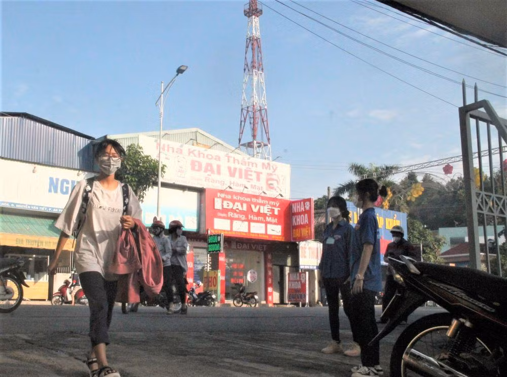 Từ sáng sớm, học sinh đến điểm tiêm để điền thông tin theo hướng dẫn. Các học sinh đi tiêm vắc xin đều có cha hoặc mẹ đi cùng để ký giấy cam kết.