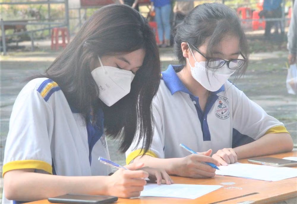 Học sinh làm thủ tục đăng ký tiêm vắc xin