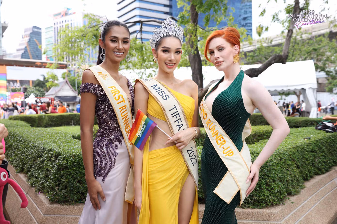 Một ngày sau đêm chung kết, Melony Munro cùng các người đẹp trong top 3 tham gia diễu hành tại Bangkok, Thái Lan. Mặc dù đối diện với làn sóng chỉ trích của dư luận, Melony Munro vẫn rạng rỡ, tự tin.
