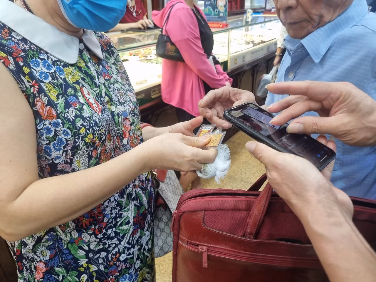Mua bán vàng trao tay ngay tại cửa hàng vàng.