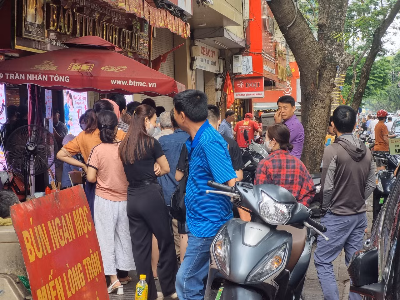 Càng gần trưa, người dân xếp hàng càng đông.