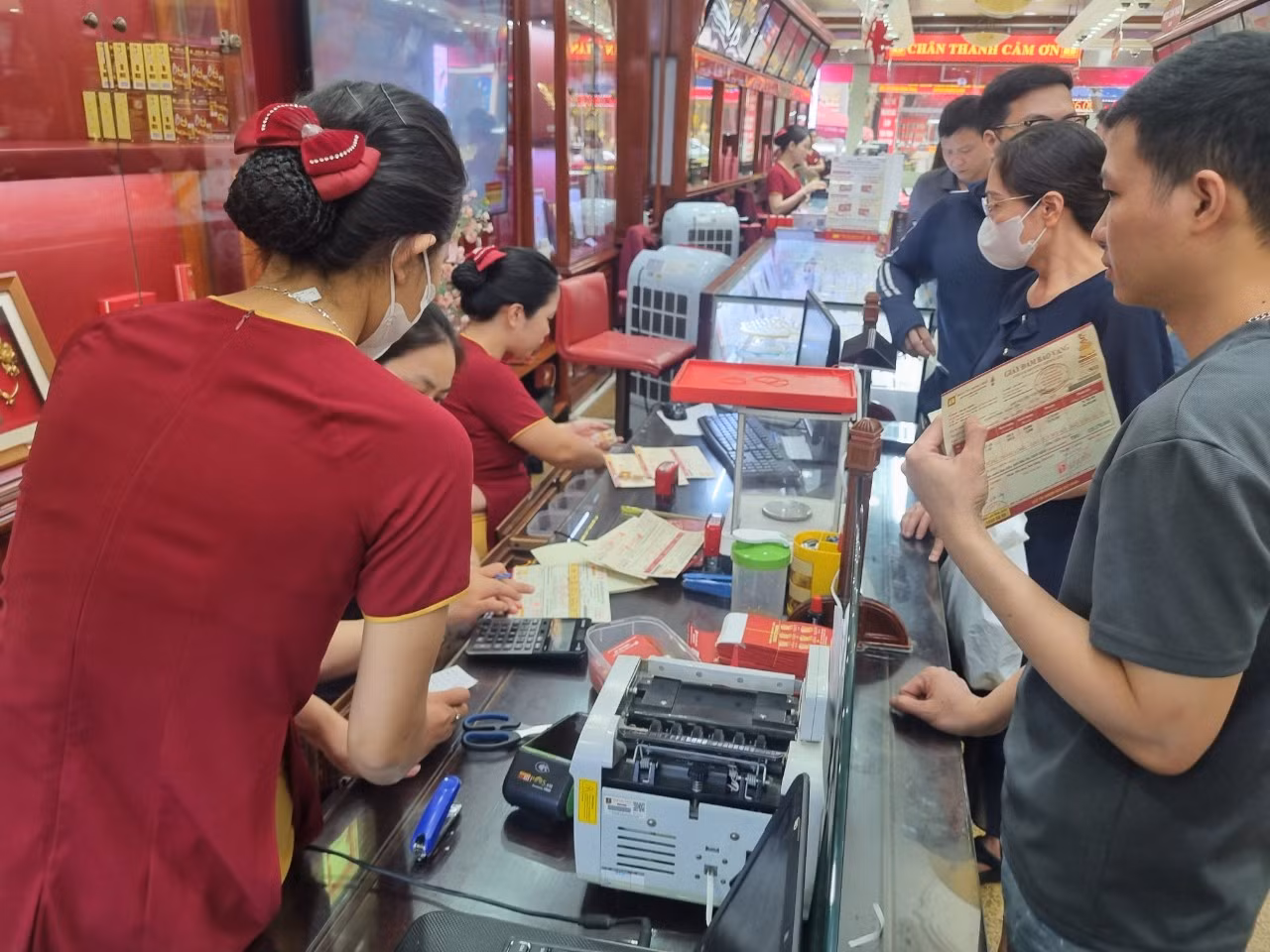 Nhà đầu tư mua vàng từ vùng đỉnh cách đây gần nửa tháng đang chịu lỗ kép.