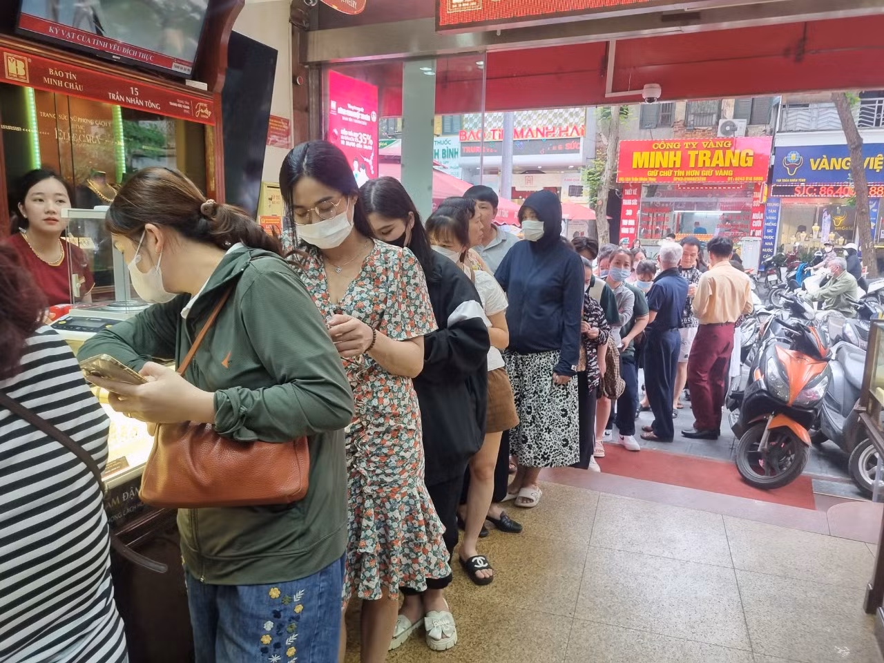 Người dân xếp hàng mua bán vàng sáng 9/5.