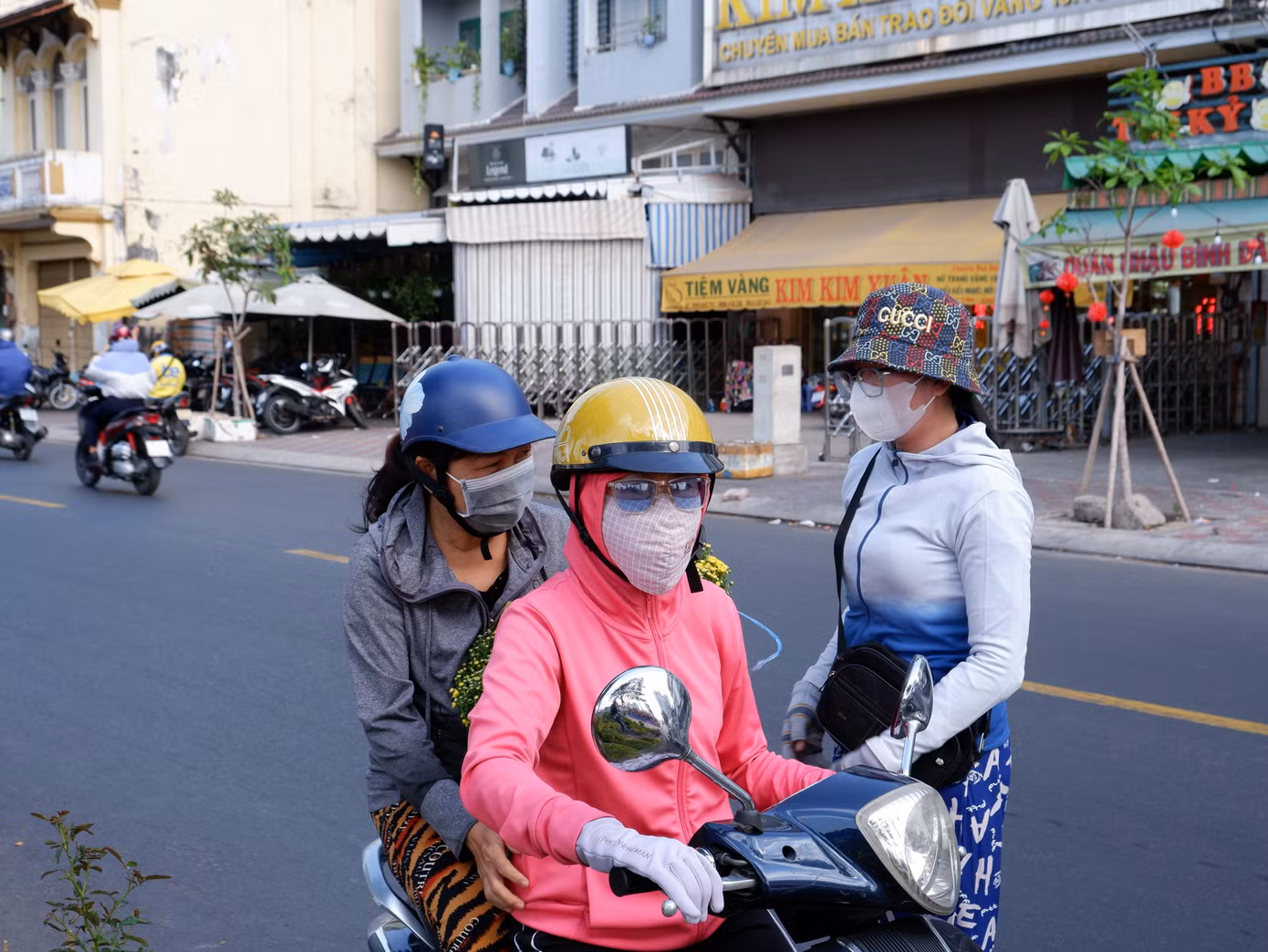 "Năm nay tôi quyết định đi mua hoa tết sớm. Giá hoa cũng tương đương năm trước, mình đi mua sớm có thể lựa chọn những chậu hoa ưng ý nhất để về trưng tết và tạo không khí trong nhà"- chị Dương Thị Mai Anh (ngụ quận 8) chia sẻ.