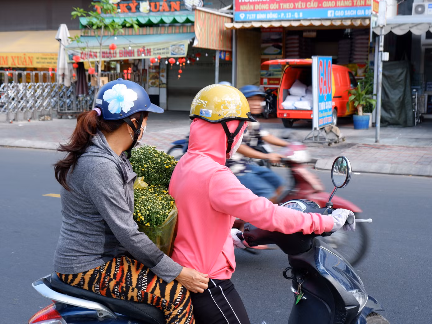 "Năm nay tôi quyết định đi mua hoa tết sớm. Giá hoa cũng tương đương năm trước, mình đi mua sớm có thể lựa chọn những chậu hoa ưng ý nhất để về trưng tết và tạo không khí trong nhà"- chị Dương Thị Mai Anh (ngụ quận 8) chia sẻ.