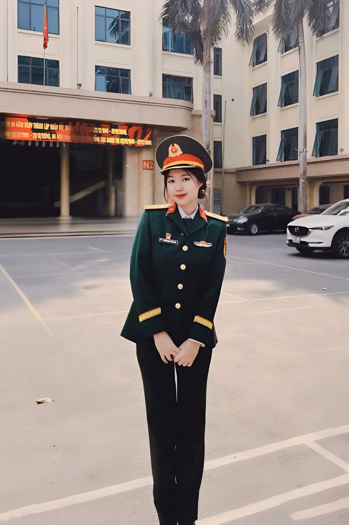 Châu Anh sinh ra trong một gia đình có bề dày truyền thống cách mạng, có ông nội là một người lính đầy kiên trung, từng viết đơn xin nhập ngũ bằng máu và bố là một sĩ quan cấp cao trong quân đội. Trưởng thành trong một gia đình như vậy đã trở thành nguồn động lực thôi thúc Châu Anh quyết định khoác lên mình màu áo xanh. Cô chọn học tại Đại học Văn hóa Nghệ thuật Quân đội để vừa phát triển tài năng âm nhạc, vừa phát huy truyền thống cách mạng của gia đình.