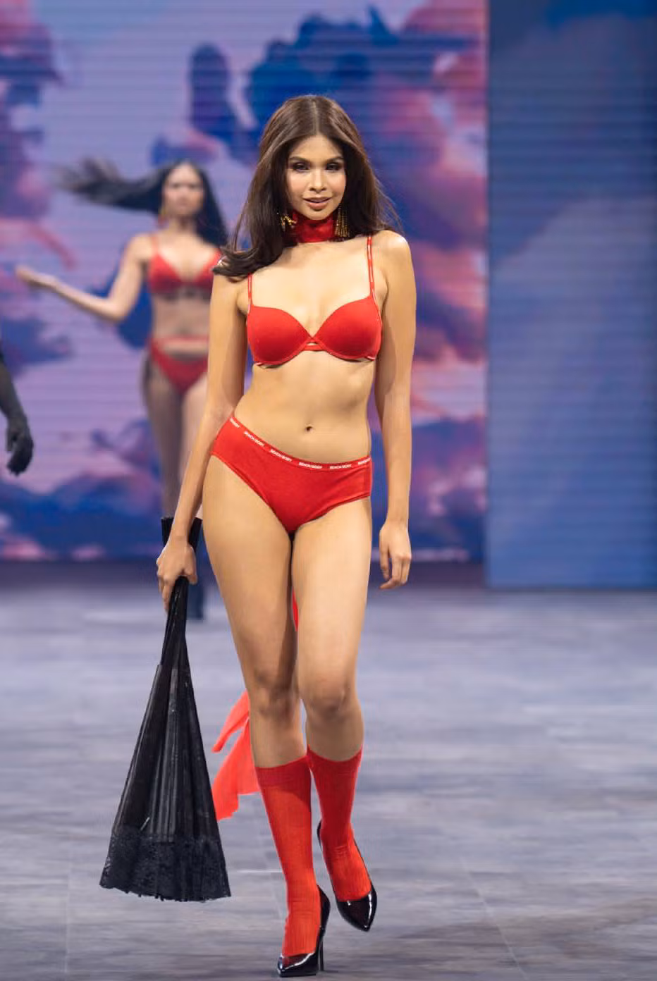 Một số người đẹp trình diễn mẫu nội y tông màu đỏ rực nổi bật. Philippines vốn được xem là "cường quốc sắc đẹp" với nhiều người đẹp đạt danh hiệu cao ở các đấu trường sắc đẹp quốc tế. Show diễn Body of Work thu hút sự chú ý của các fan sắc đẹp vì quy tụ dàn hoa hậu đông đảo của Philippines.