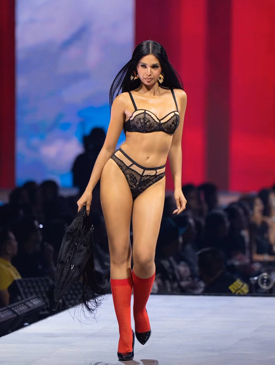 Á hậu 1 Hoa hậu Hòa bình Quốc tế 2024 Christine Juliane Opiaza khoe hình thể đầy đặn, sexy trên sàn diễn. Cô có lối trình diễn cuốn hút, nhiều năng lượng.