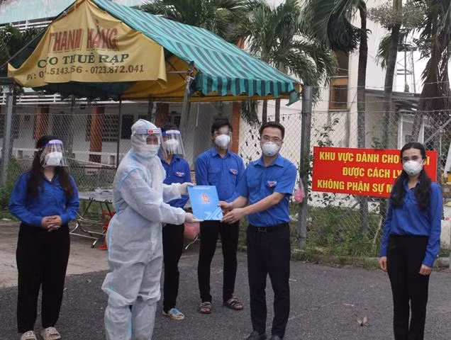 Thăm hỏi, động viên đội thanh niên tình nguyện tham gia công tác phòng, chống dịch COVID-19