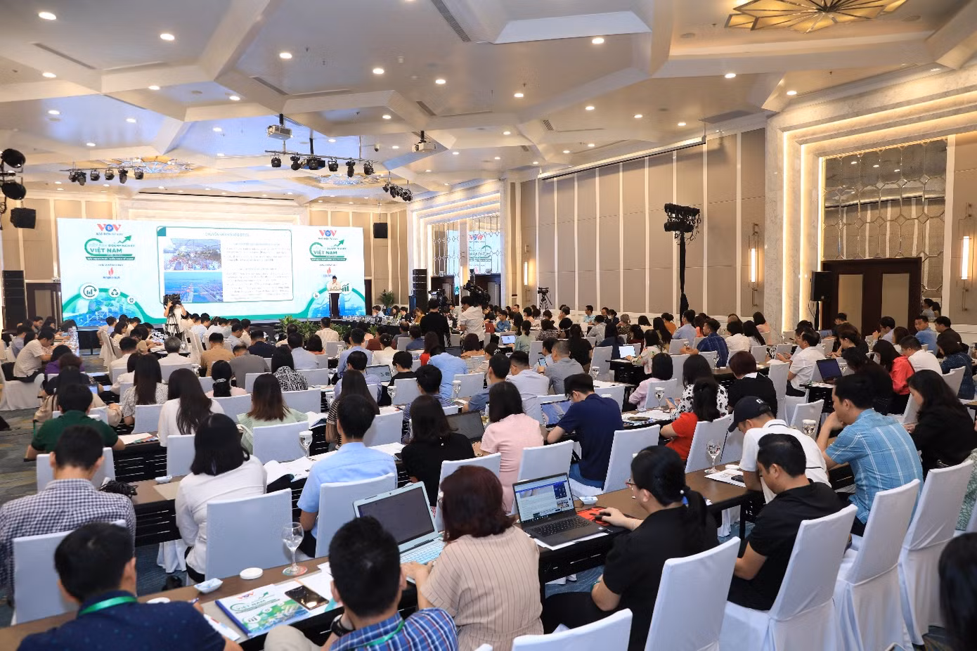 Quang cảnh Diễn đàn doanh nghiệp Việt Nam: Đẩy mạnh phát triển kinh tế xanh