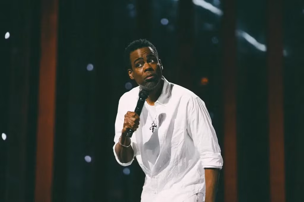 Chris Rock cà khịa WIll Smith trong show đặc biệt. Ảnh: AP.