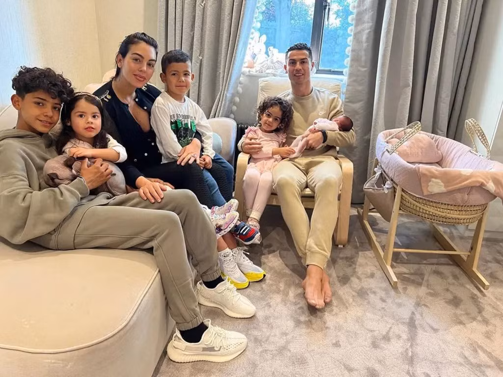 Gia đình Cristiano Ronaldo và Georgina Rodriguez có 5 người con. Ảnh: IG.