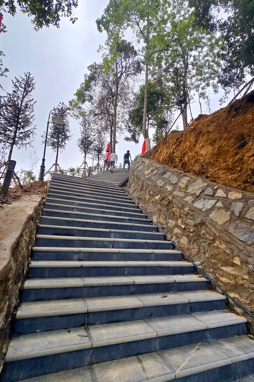 Dưới mưa bom bão đạn của kẻ thù, bộ đội, dân công, lực lượng thanh niên xung phong... đã anh dũng chiến đấu, vừa bám trụ, mở đường, vừa tháo gỡ bom mìn, giữ vững giao thông thông suốt, góp phần to lớn vào thắng lợi của chiến dịch Điện Biên Phủ.