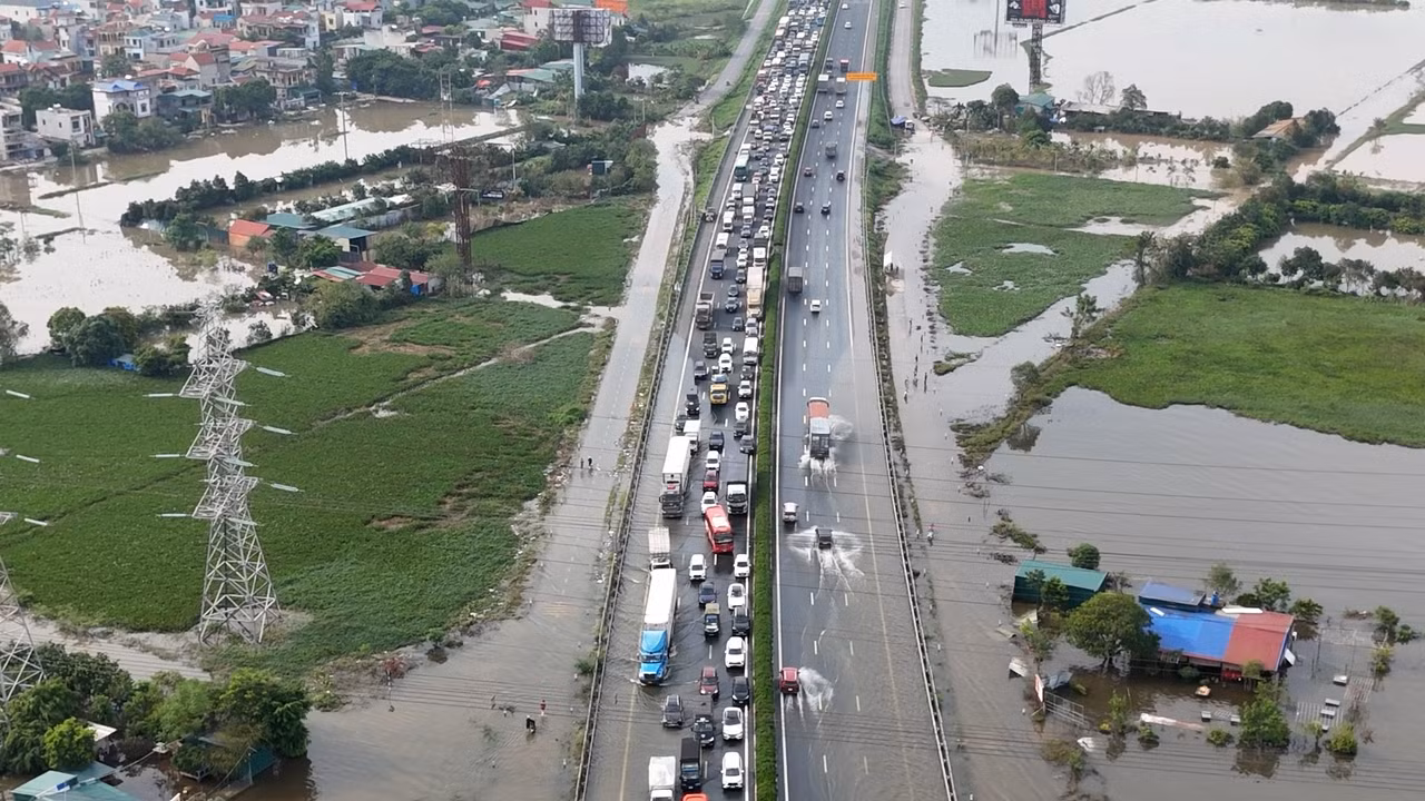 Đường cao tốc Pháp Vân - Cầu Giẽ đã bị ùn cục bộ cả hai chiều. Chiều đường từ Hà Nội đi các tỉnh phía Nam bị ùn khoảng 5km. Ở làn ngược lại về phía trung tâm TP Hà Nội, hàng dài các phương tiện cũng chung cảnh ngộ.