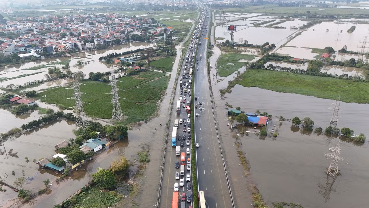 Đoạn cao tốc Pháp Vân - Cầu Giẽ đoạn qua xã Văn Bình (huyện Thường Tín, TP Hà Nội) vẫn ngập úng.