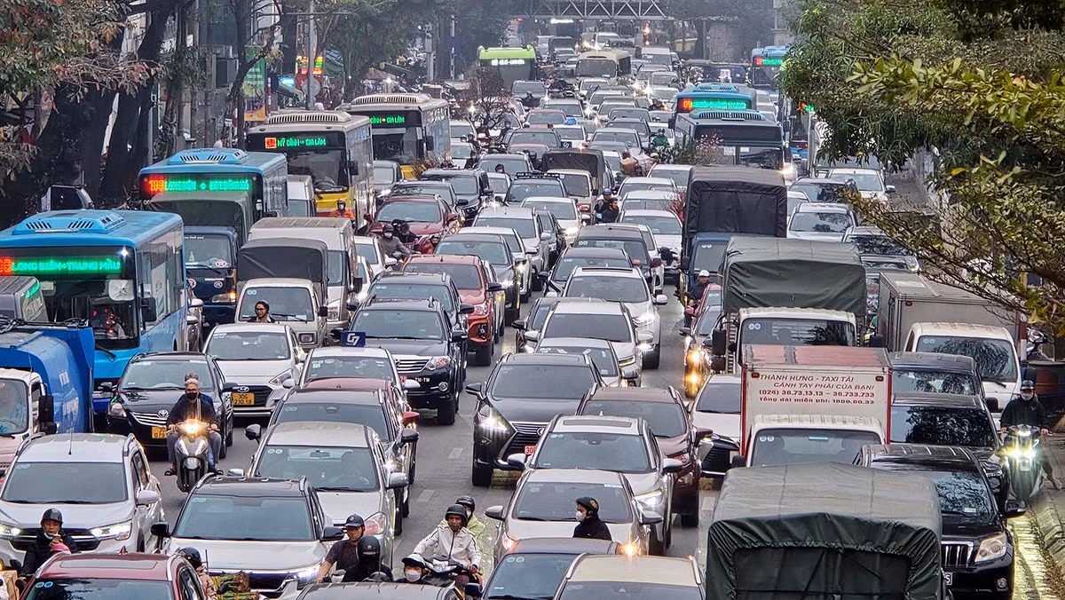 Ô tô dàn hàng 6, hàng 7 "đứng im" trên đường Trần Nhật Duật.