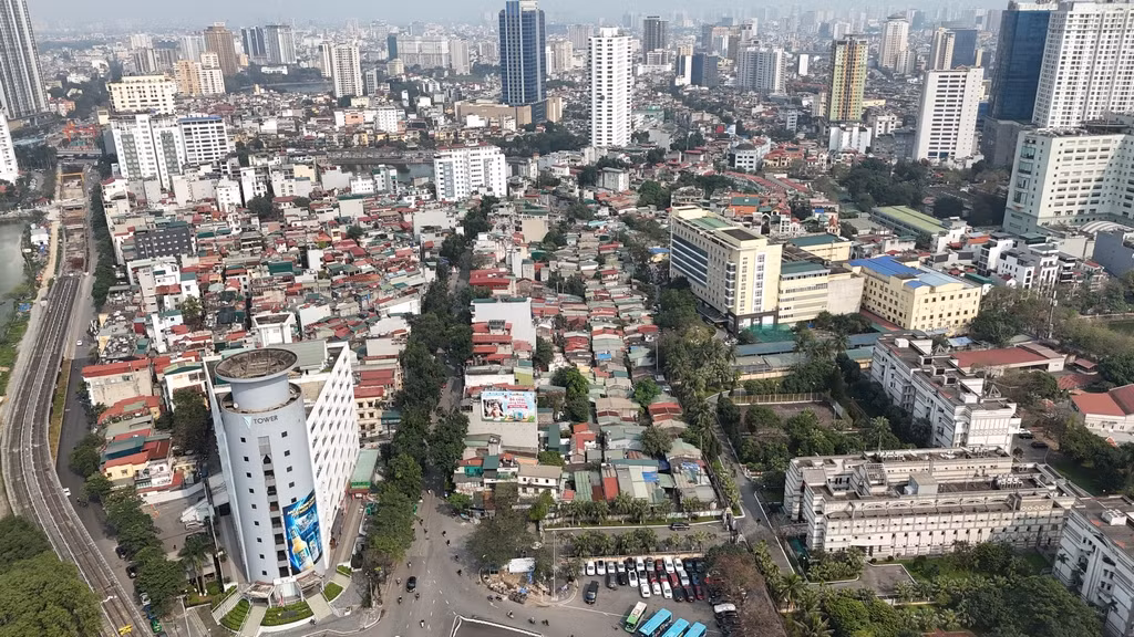 Theo đó, dự án được điều chỉnh quy mô đầu tư: Giảm mặt cắt ngang đoạn tuyến qua khu vực Đài Truyền hình Việt Nam. Phần ngoài chỉ giới phân kỳ tách ra khỏi dự án đầu tư theo chỉ đạo của Thành ủy Hà Nội.