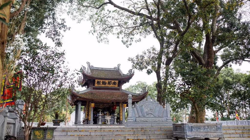 Lăng có hai tầng mái, trước cửa lăng mộ có 3 bệ thờ, trên đường vào về phía tay phải khu lăng mộ có ngôi nhà để du khách sắp lễ, toàn bộ diện tích khu lăng mộ khoảng 4.200 m2.