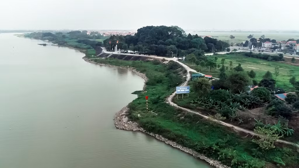 Khu lăng Kinh Dương Vương nằm ở ngoài đê, cách dòng sông Đuống ngày nay khoảng 500 m.