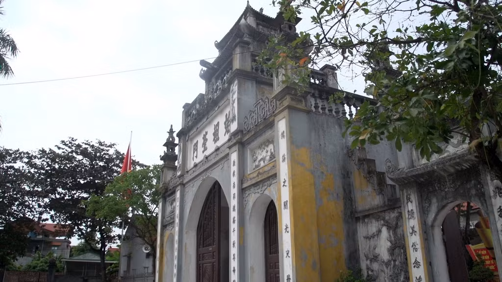 Đền thờ Kinh Dương Vương nằm cách khu lăng khoảng 300 m, rộng khoảng khoảng 2.347 m2.
