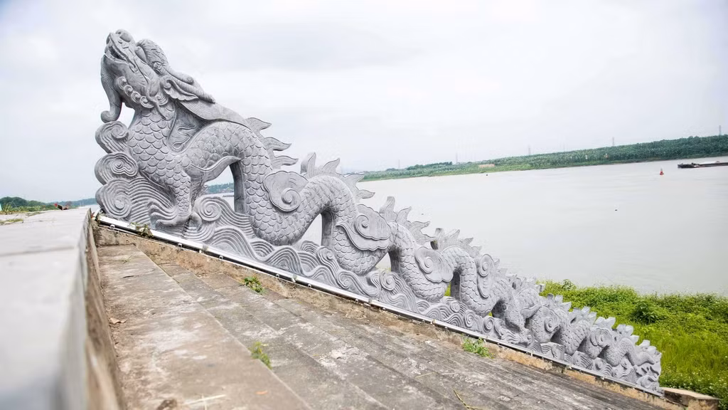 Ngay sát dòng sông Đuống có đôi rồng trầu bằng đá xanh rất lớn hướng lên khu Đền thờ Kinh Dương Vương.