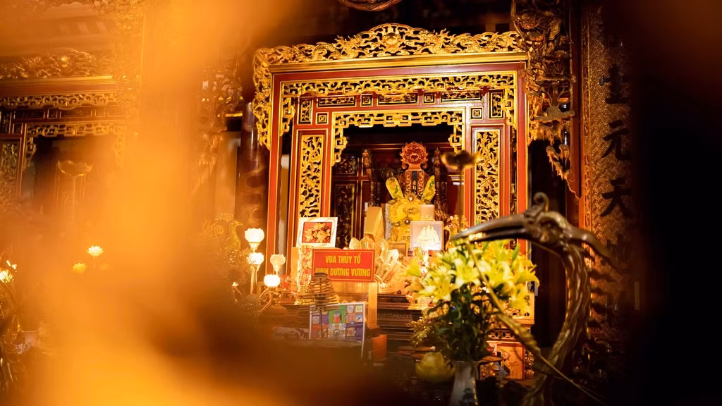 Gian giữa đền có ngai sơn son thếp vàng đặt trên bệ thờ Kinh Dương Vương, gian bên trái có ngai thờ Âu Cơ, gian bên phải có ngai thờ Lạc Long Quân, cùng với hệ thống đồ thờ được phối bày trang trọng.