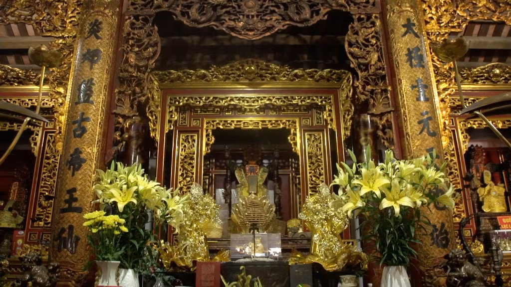 Gian giữa đền có ngai sơn son thếp vàng đặt trên bệ thờ Kinh Dương Vương, gian bên trái có ngai thờ Âu Cơ, gian bên phải có ngai thờ Lạc Long Quân, cùng với hệ thống đồ thờ được phối bày trang trọng.