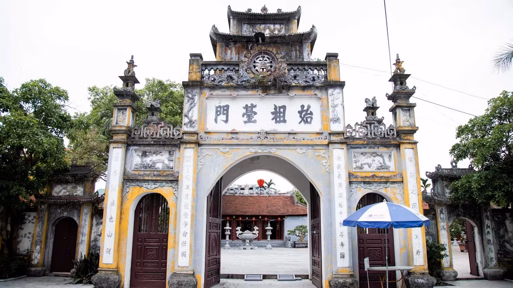 Nghi trượng khu lăng mộ gồm: Tấm bia đá xanh cao 1,05 m, rộng 0,45 m, mang dòng chữ “Kinh Dương Vương lăng” bia khắc năm Minh Mệnh thứ 21 (1840) cùng một số bát hương sành, sứ cỡ lớn hoa văn cổ kính…