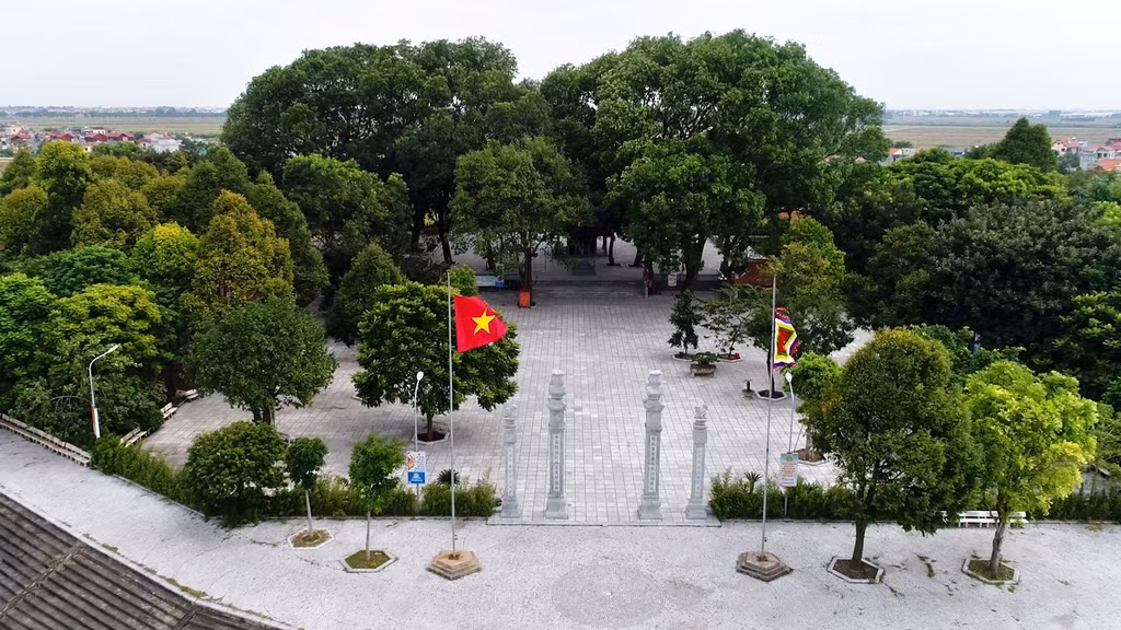 Lăng ngày nay rợp bóng đại thụ, tạo cảnh quan tĩnh mịch, uy nghiêm.