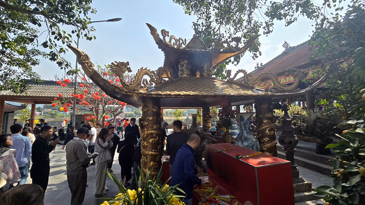 Dịp đầu xuân năm mới, việc đi lễ đền chùa cầu bình an, hạnh phúc, mưa thuận gió hòa đã trở thành phong tục tập quán không thể thiếu trong phần lớn suy nghĩ của người dân Việt.
