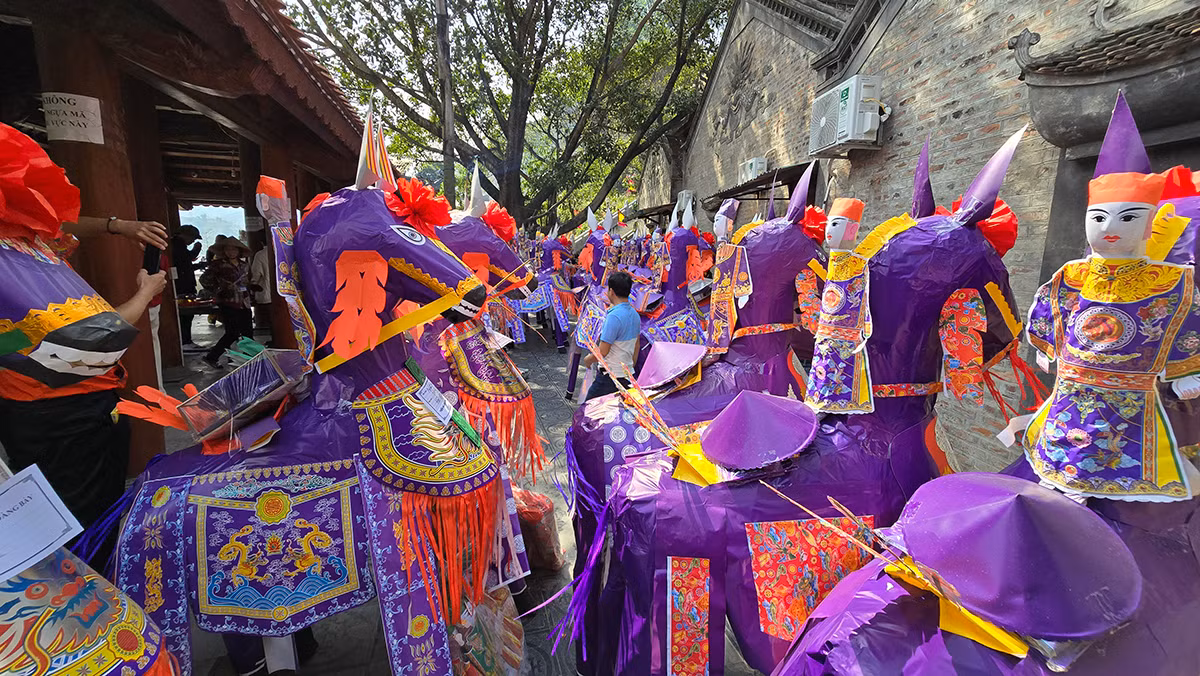 Nắm bắt nhu cầu của du khách thập phương khi về dâng lễ tại đền Bảo Hà, những năm gần đây, dịch vụ sắm lễ tại đền đã trở nên phổ biến. Tại đây, người dân có chuẩn bị sẵn lễ mặn gồm có xôi, gà, vàng mã, hương. Lễ chay có rượu, bia, nước ngọt, nước khoáng, hoa tươi, quả, bánh, kẹo, trà, thuốc lá; vàng lá, hương, nến, tiền trần, cau trầu…