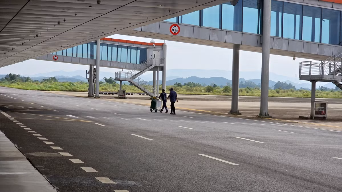 Phía ngoài sân đỗ, công tác đảm bảo an toàn và vệ sinh được thực hiện kỹ lưỡng trước khi cơn bão số 3 đổ bộ.