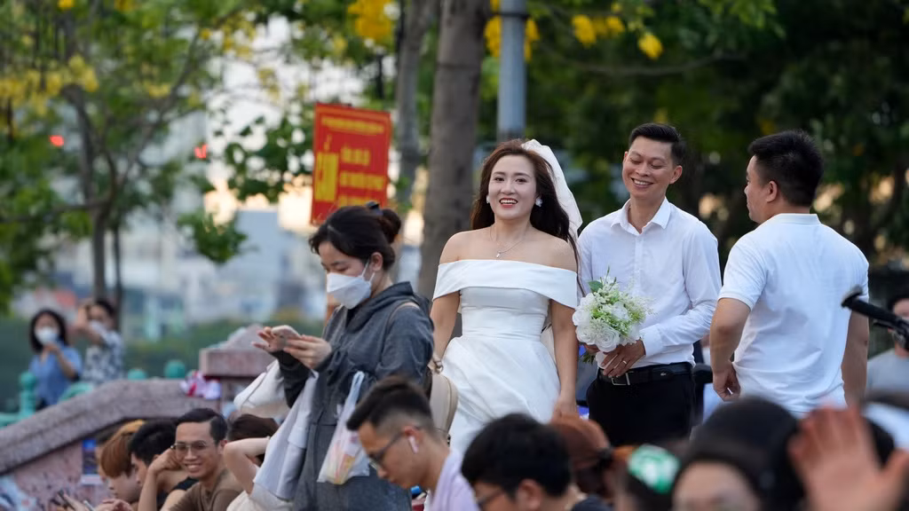 Một cặp đôi cũng tranh thủ chụp ảnh cưới vào thời điểm đẹp nhất trong ngày khi ánh nắng đã dịu bớt cùng quang cảnh thơ mộng bên Hồ Tây.