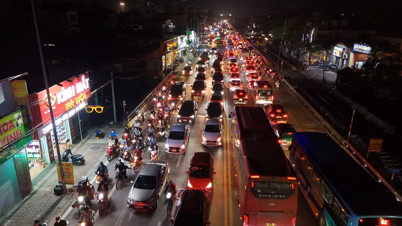 Đường Quán Gánh (khu vực thuộc địa phận xã Duyên Thái, huyện Thường Tín, TP Hà Nội) giao thông tắc cứng, kéo dài hàng km thời điểm cuối giờ chiều ngày hôm nay (14/9).
