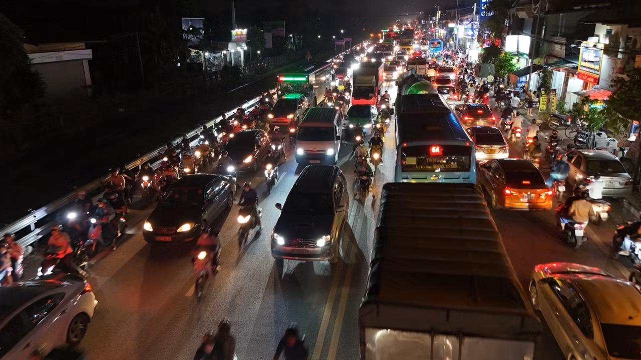 Thời điểm 19 giờ, trên đường vẫn chật kín phương tiện.