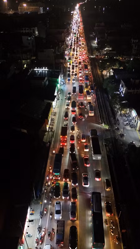 Cả hai chiều đường, ô tô dàn hàng 6 hàng 7. Các phương tiện nhích từng chút trên đường.