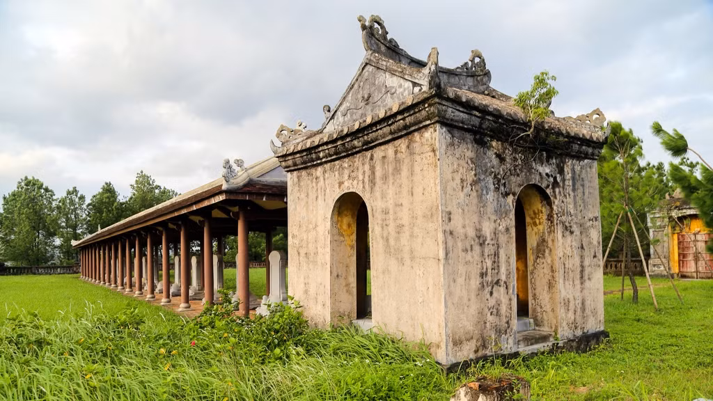Ngoài việc được xây dựng làm nơi thờ Khổng Tử thì Văn Thánh Miếu Huế còn là nơi thờ Mạnh Tử, Nhan Tử, Tăng Tử, Tư Tử, Thập Nhị Triết và các bậc thánh hiền có công trong việc xây dựng, phát triển đạo Nho.