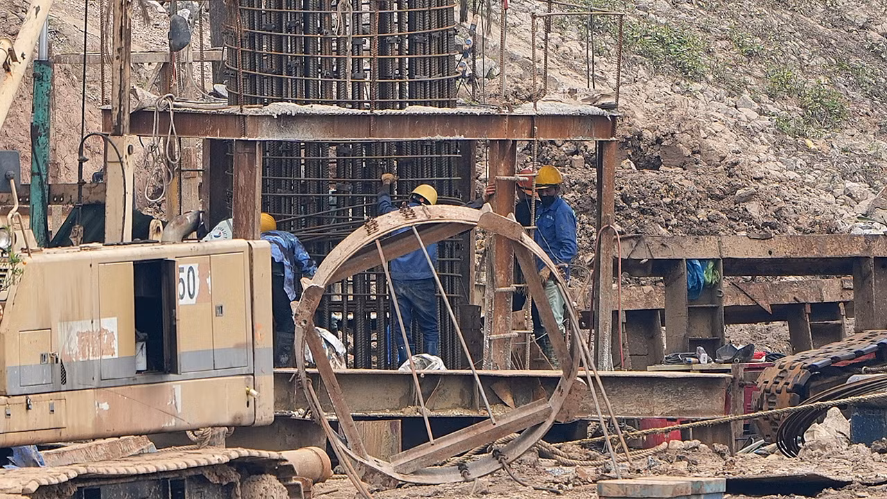 Sau hơn nửa năm khởi công, cầu Đuống mới hiện đã xây dựng một trụ cầu đường bộ và ba trụ cầu đường sắt.
