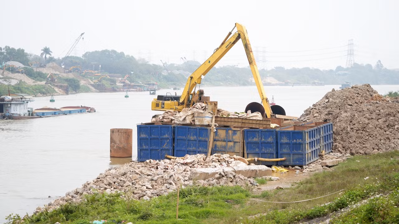 Cho đến thời điểm hiện tại, cầu Đuống mới chỉ triển khai ở khu vực ngoài đê sông. Các khu vực nhà dân hai bên sông thuộc diện giải phóng mặt bằng hiện chưa di dời.
